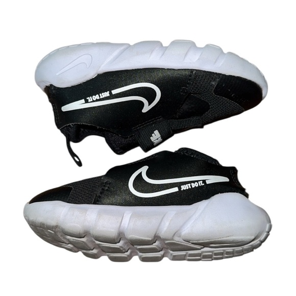 Nike Infant Black and White Slip On Sneakers - Picture 1 of 3